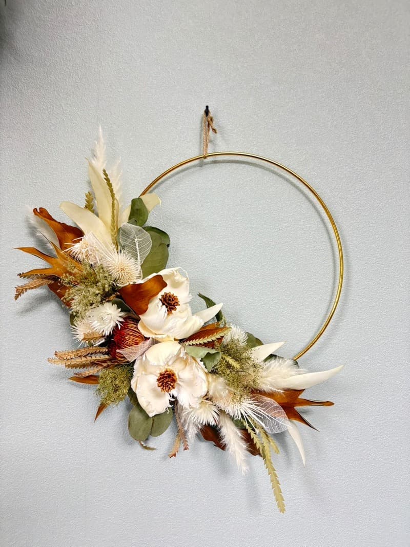 ゴールドのフープにクリームの花をあしらったAmande(アマンド)リース