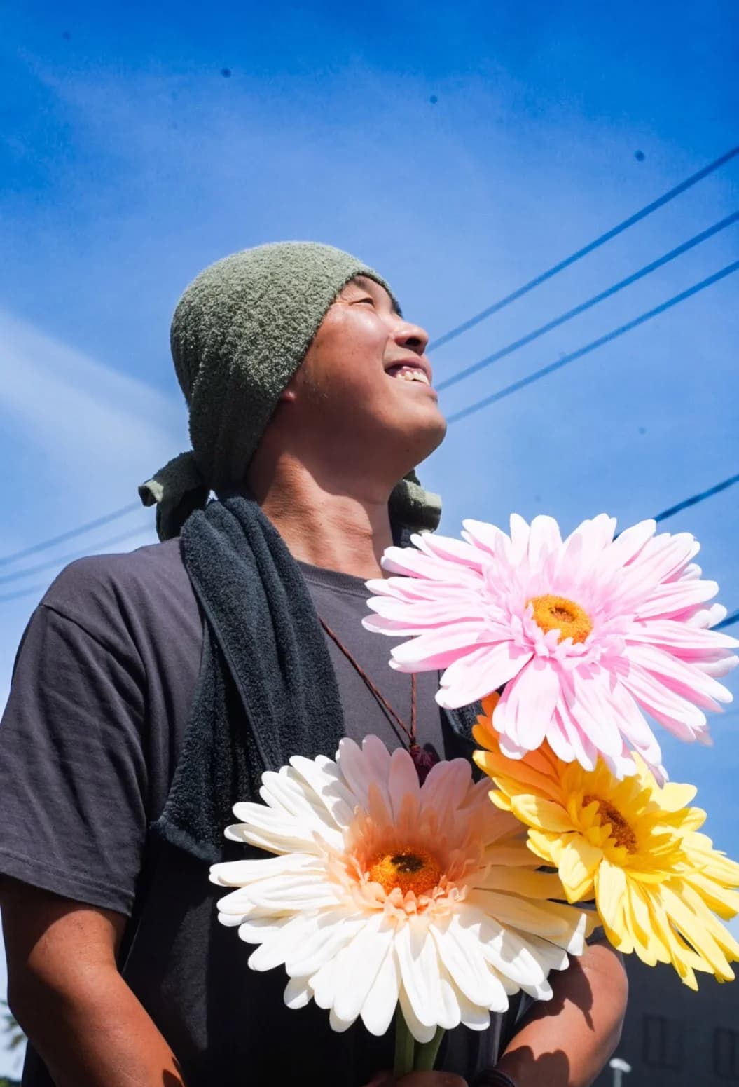 花束を持つ清水研一